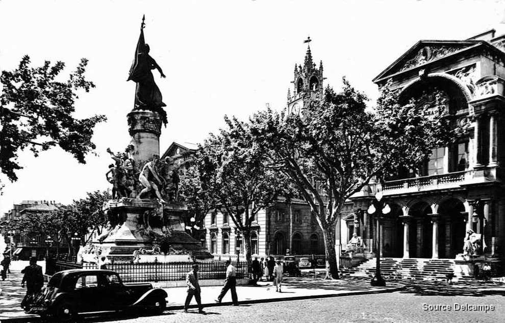84 Avignon Place de l Horloge et Theatre.jpg